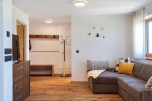 una sala de estar con un sofá y una mesa en Living Lerchna -Apartment Morgentau, en Maranza
