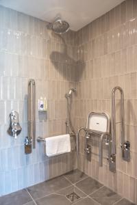 ザ・マンブルズにあるOyster Houseのバスルーム(シャワー、白いタオル付) +36枚の写真