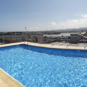 Foto da galeria de Atico con terraza y piscina comunitaria em Ribadeo
