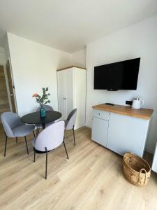 Televízia a/alebo spoločenská miestnosť v ubytovaní Dubois Apartments Kołobrzeg