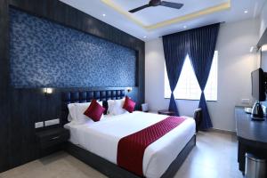 A bed or beds in a room at Mayuraa Residency