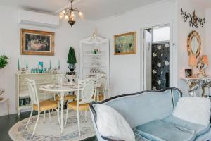 Gallery image of 'Ooh La La' is a quirky French inspired apartment in Goolwa South