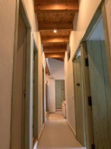 豐特埃里多斯的住宿－Alojamientos Biarritz La Piedra，小屋的走廊设有木制天花板