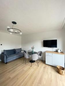 Televízia a/alebo spoločenská miestnosť v ubytovaní Dubois Apartments Kołobrzeg