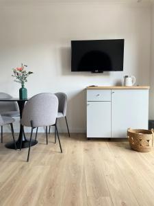 Televízia a/alebo spoločenská miestnosť v ubytovaní Dubois Apartments Kołobrzeg