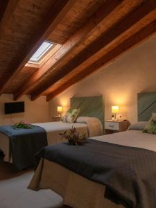 A bed or beds in a room at Alojamientos Biarritz La Piedra