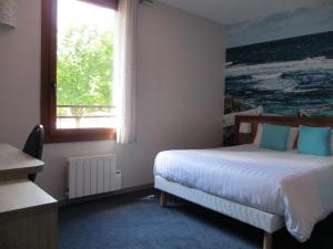 A bed or beds in a room at Hôtel Restaurant Du Parc de la Colombière