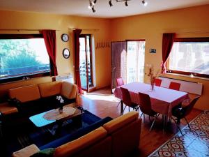 salon ze stołem i kanapą w obiekcie Kuća za odmor Jasmin w mieście Sveti Martin na Muri