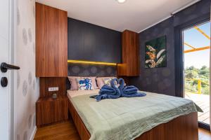 Un dormitorio con una cama con toallas azules. en Island of Heron - La Vie est Belle en Drage