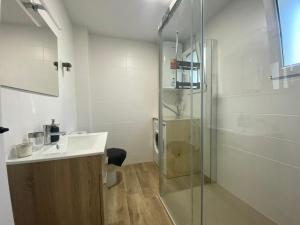 Et badeværelse på Benalmádena costa - 100m de la playa - Lecorbusier + 22 billeder