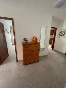 a room with a dresser and a clock on a wall at Cheyma Home 2ºA, Luminoso apartamento en Alcalá in Alcalá