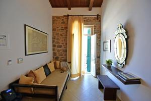 un soggiorno con un divano e un tavolo di Hotel Sophia a Hydra