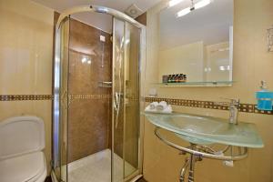 bagno con doccia, lavandino e servizi igienici di Hotel Sophia a Hydra Altre 37 foto