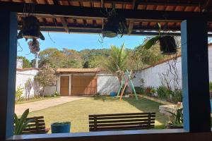 una ventana de un patio con vistas al jardín Sidx Sidx en Casa Esmeralda para descanso, en Pirenópolis