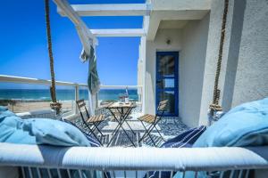 porche con sillas y balcón con vistas a la playa en Authentic Beachfront Apartment by Sea N' Rent en Nahariyya