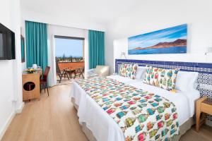 Postel nebo postele na pokoji v ubytování MUR Neptuno Gran Canaria - Adults Only