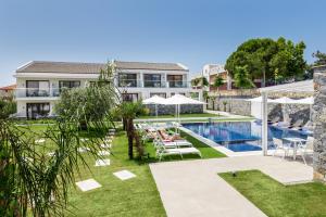 Villa con piscina y complejo en Epicentrum Suites Fresh, en Limenaria