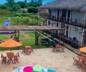 an overhead view of a patio with tables and chairs at Pousada Ventos do Norte in Barra Grande