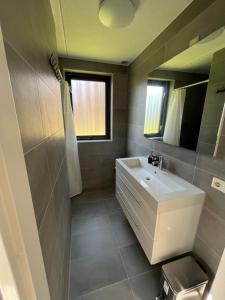 Ванна кімната в sfeervol vrijstaand huisje 6 persoons ruime tuin, centraal bij Nijmegen