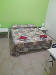 Tempat tidur dalam kamar di CTA Catania Aeroporto fontanarossa reception h24