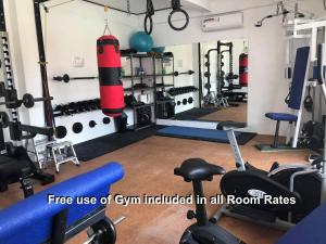 un gimnasio con saco de boxeo y pesas en Parrot Resort Moalboal, en Moalboal