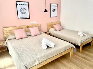 Łóżko lub łóżka w pokoju w obiekcie OPERA ROOMS