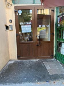 drzwi wejściowe budynku z napisem w obiekcie Victoriei studio w Bukareszcie