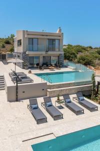 Výhled na bazén z ubytování Luxury villa AQUA with 2 heated pools nebo okolí