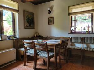 - une salle à manger avec une table et des chaises en bois dans l'établissement Domek na Obidzy, à Piwniczna-Zdrój