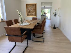 uma sala de jantar com uma mesa de madeira e cadeiras em Haus Astrid em Irrel