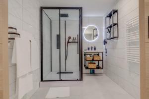 um chuveiro com uma porta de vidro na casa de banho em REVES DE PAMPA L Atelier em Lorgues