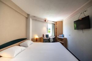 En eller flere senge i et værelse på Hotel ibis Autun