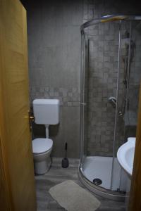 Bathroom sa Apartman 4