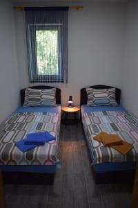 Kama o mga kama sa kuwarto sa Apartman 4