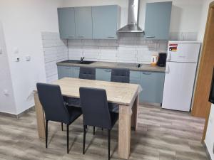 Apartman 4的厨房或小厨房