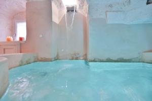 Bazén v ubytovaní L'Alcova del Ro' with Hot Tub in Ostuni alebo v jeho blízkosti