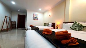 Nary Villa في سيام ريب: غرفة فندقية بها سريرين مع مناشف عليهما +30 صورة