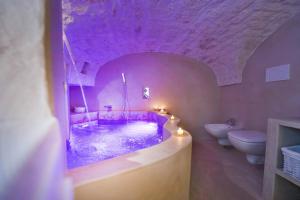 Kúpeľňa v ubytovaní L'Alcova del Ro' with Hot Tub in Ostuni