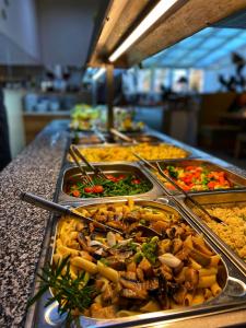 ein Buffet mit vielen verschiedenen Speisen in der Unterkunft Garni Hotel Pyramida in Franzensbad