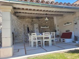 Patio nebo venkovní prostory v ubytování Grange Voutée avec jardin