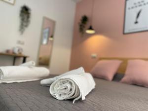 Łóżko lub łóżka w pokoju w obiekcie OPERA ROOMS