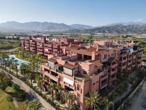 eine Luftansicht eines Apartmentkomplexes mit Palmen in der Unterkunft Apartamento Lujo PLAYAGRANADA, Blue&Green in Motril