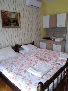 Postel nebo postele na pokoji v ubytování Apartman 2 szemèlynek