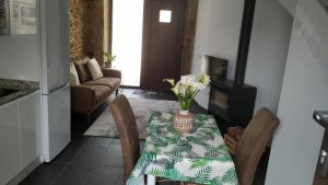 ein Wohnzimmer mit einem Tisch und einer Blumenvase darauf in der Unterkunft A xanela in Outes