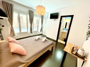 Łóżko lub łóżka w pokoju w obiekcie OPERA ROOMS