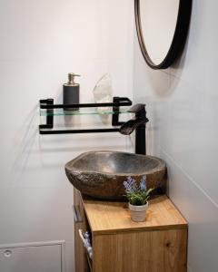 een badkamer met een wastafel en een spiegel bij Aparta suite la nuit in Calafell