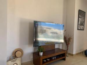 A television and/or entertainment centre at Hacienda bay painthouse 4 bathrooms Még 10 kép