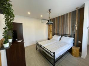 1 dormitorio con cama con marco negro en BB Kasa Katia en Malcesine