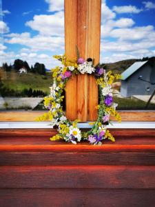 una corona di fiori su un palo di legno di Holiday Home Bella a Žabljak