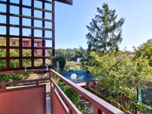 balkon z widokiem na rzekę w obiekcie Apartments Ana 418 w Fažanie